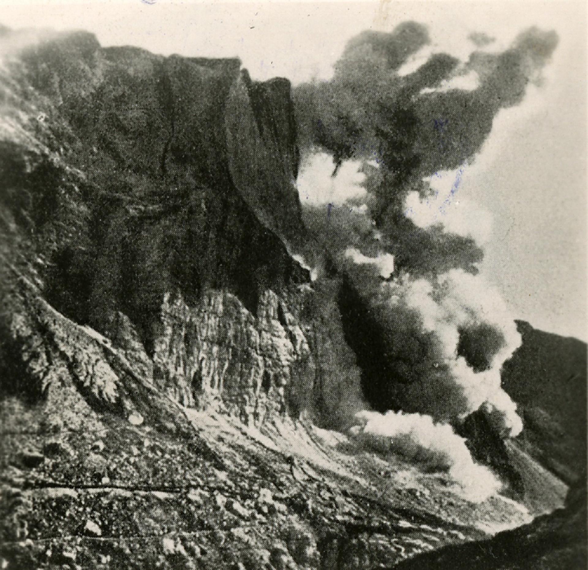 Esplosione della seconda mina austriaca al Piccolo Lagazuoi, 1917, Museo Storico Italiano della Guerra, onlus - Rovereto, album 124, n.36. - MUSE - Museo delle Scienze di Trento