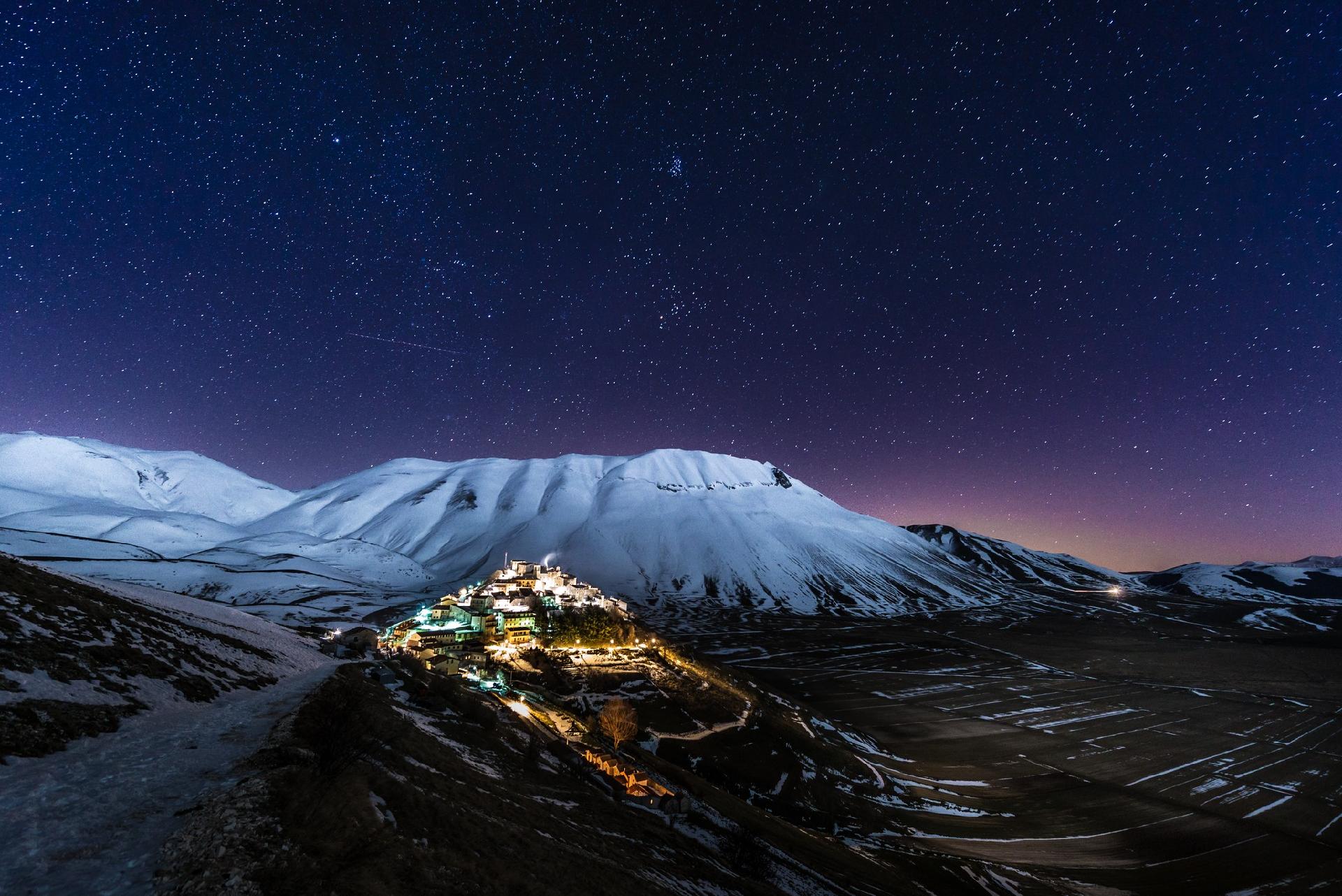 Castelluccio in una notte d'inverno di qualche anno fa. Locandina della mostra - Luca Galluzzi