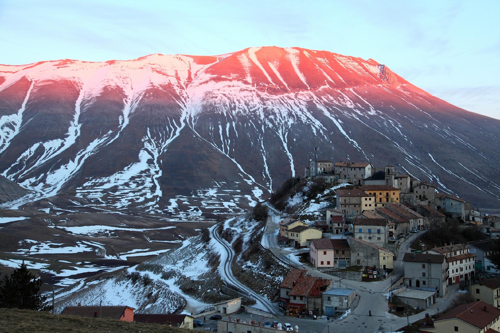 Il Vettore e Castelluccio al tramonto - Alberto Pacini