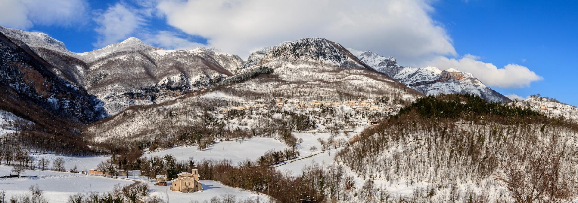 Vista da Giampereto (Sarnano) dell'Abbazia di Santa Maria fra i torrenti di Piobbico e Giampereto, la frazione di Piobbico, e sopra, il monte Sassotetto - Daniele Manzotti