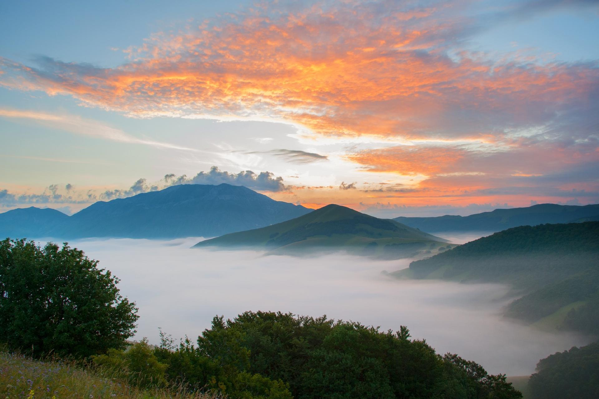 Valico di Castelluccio. Il Monte Vettore e la Catena dei Sibillini sotto la nebbia il Piano Grande e Castelluccio - Sauro Strappato