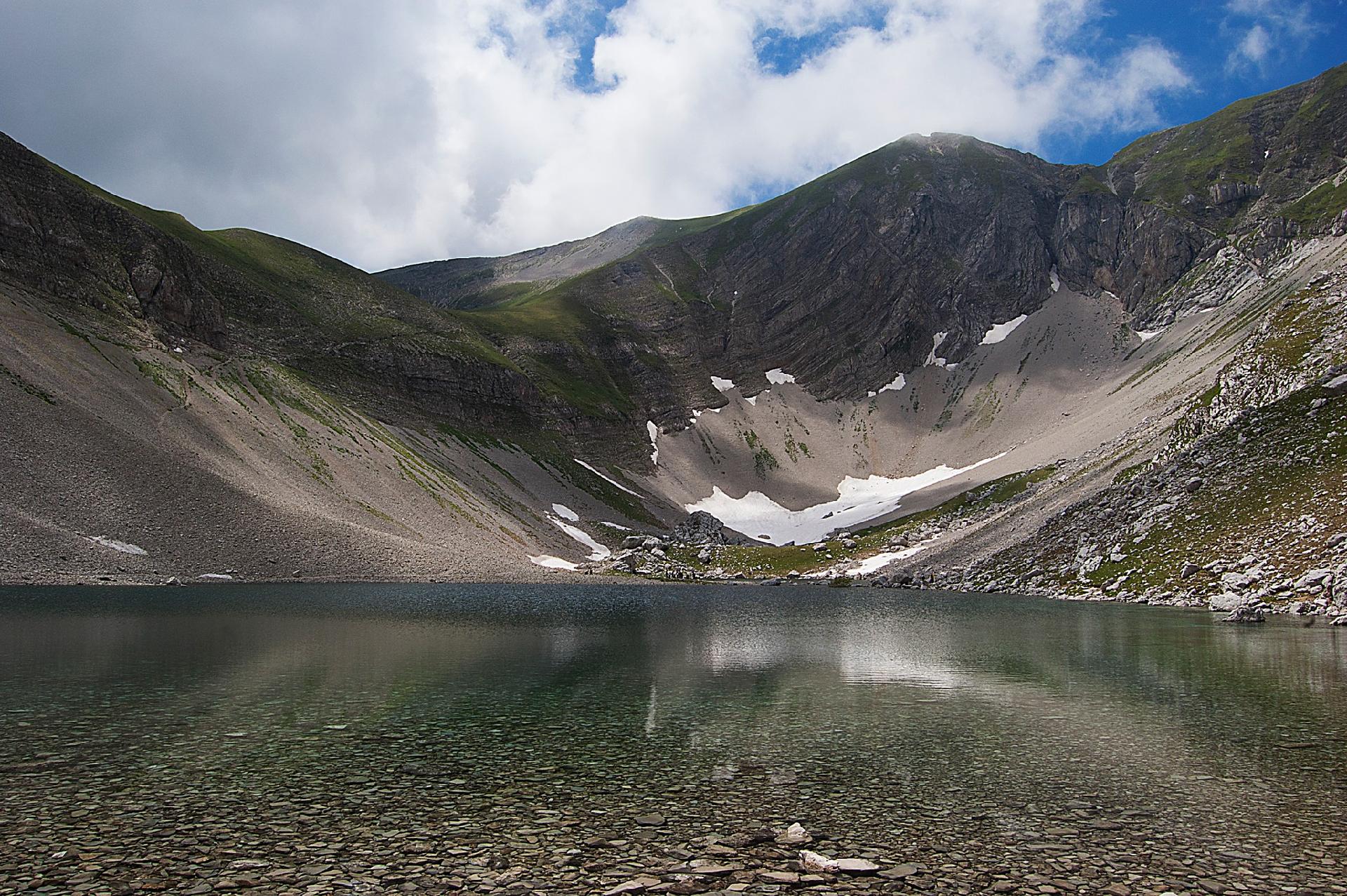Parco nazionale dei monti Sibillini-lago di Pilato. Specchio d'acqua di origine glaciale situato a 1941 mt di altezza nel comune di Montemonaco. Ospita un piccolo crostaceo chiamato Chirocefalo del Marchesoni - Simone Agostinelli