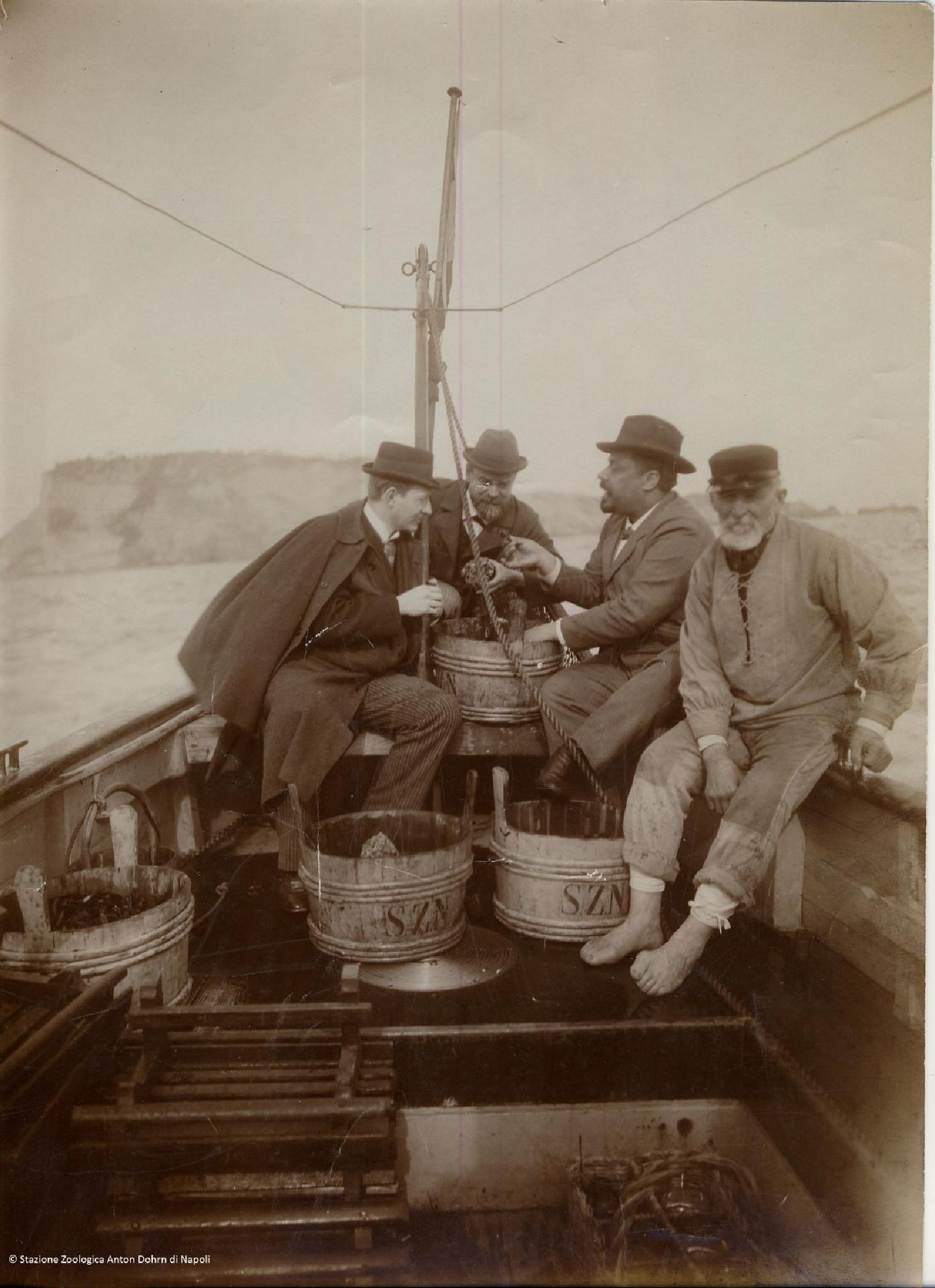 Salvatore Lo Bianco in mare con ricercatori e pescatori (1900 ca) - Stazione zoologica Anton Dohrn di Napoli