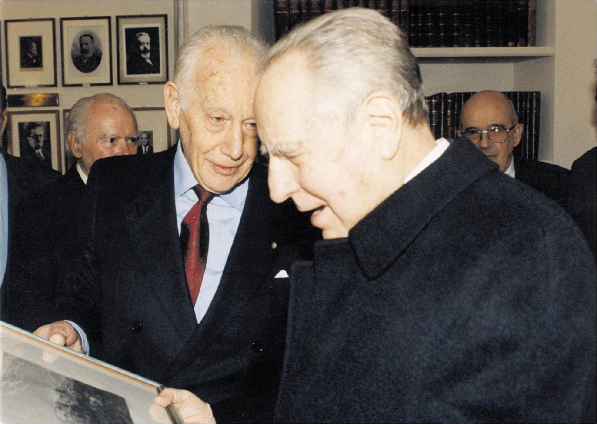 Il Presidente dell'Accademia Gian Tommaso Scarascia Mugnozza (1925-2011) insieme al Presidente della Repubblica Carlo Azeglio Ciampi in occasione della Inaugurazione della sede del Villino Rosso di Villa Torlonia, 2000 - CC BY-SA Accademia Nazionale delle Scienze, detta dei XL