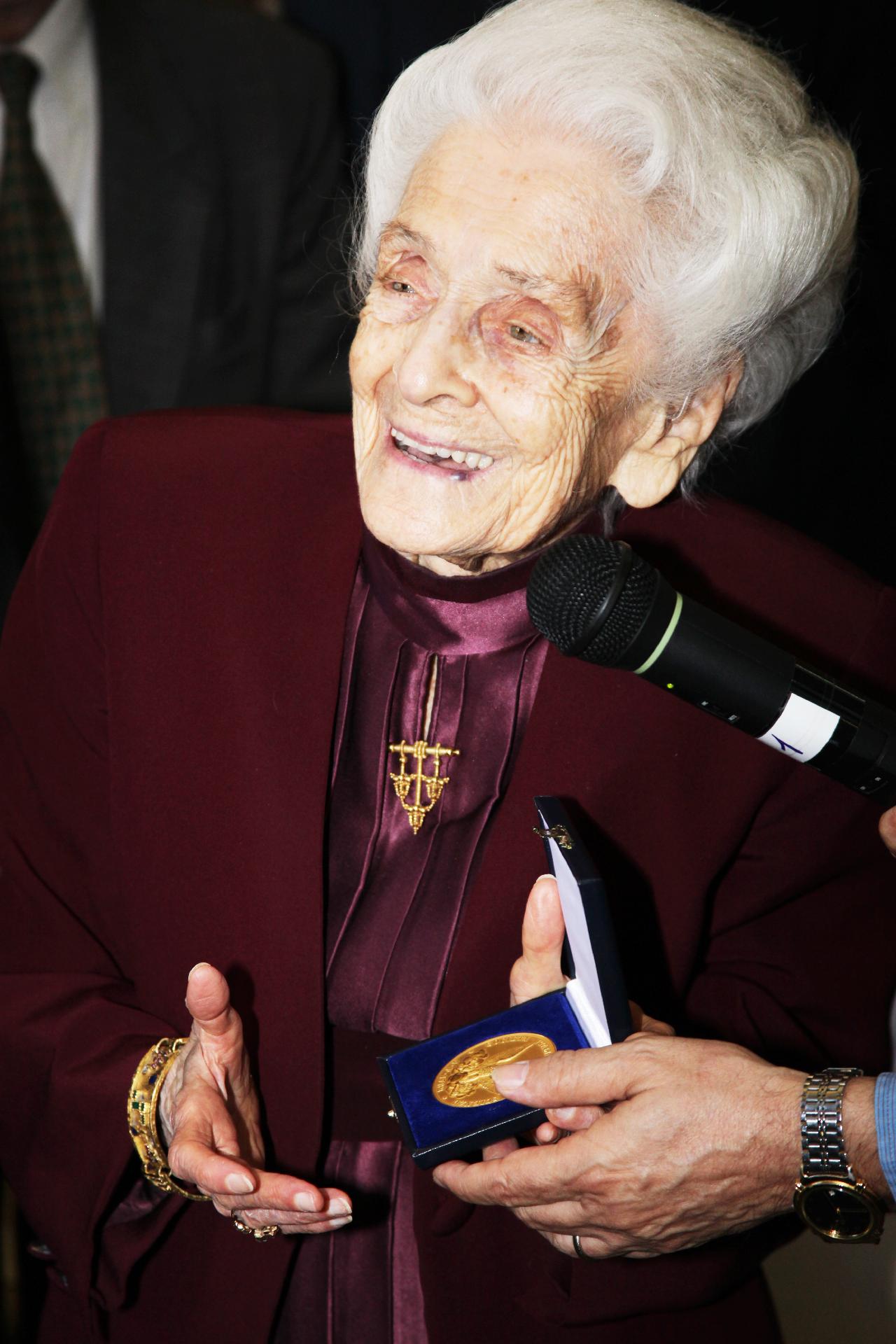 Medaglia d'oro dei XL a Rita Levi Montalcini nella ricorrenza del 100° genetliaco del Premio Nobel, Senatore a vita e socia decana dell'Accademia, 2009 - CC BY-SA Accademia Nazionale delle Scienze, detta dei XL