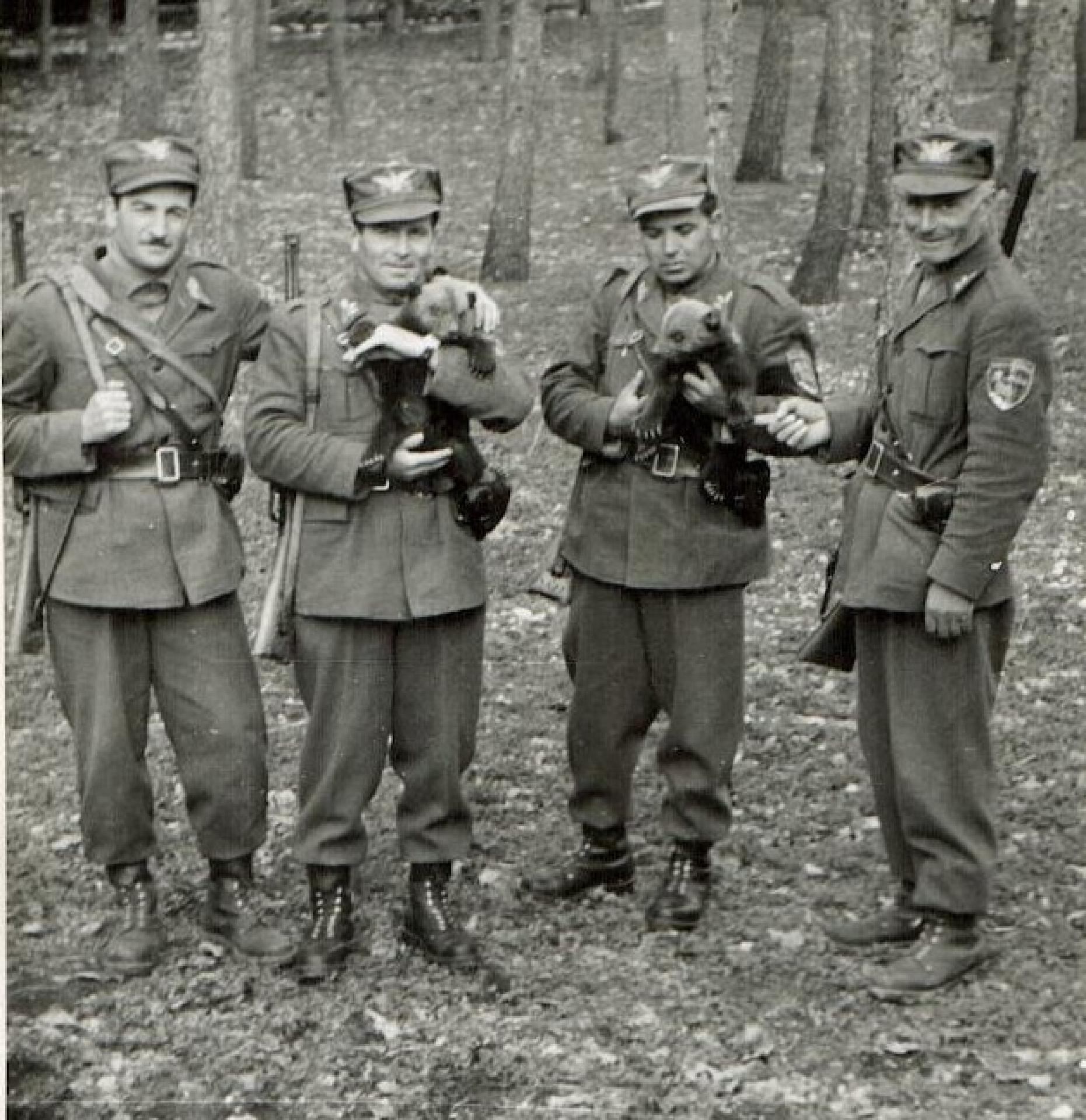 Guardiaparco con orsacchiotti, Pescasseroli (Aq), 1955 - CC BY-SA Archivio fotografico Pnalm