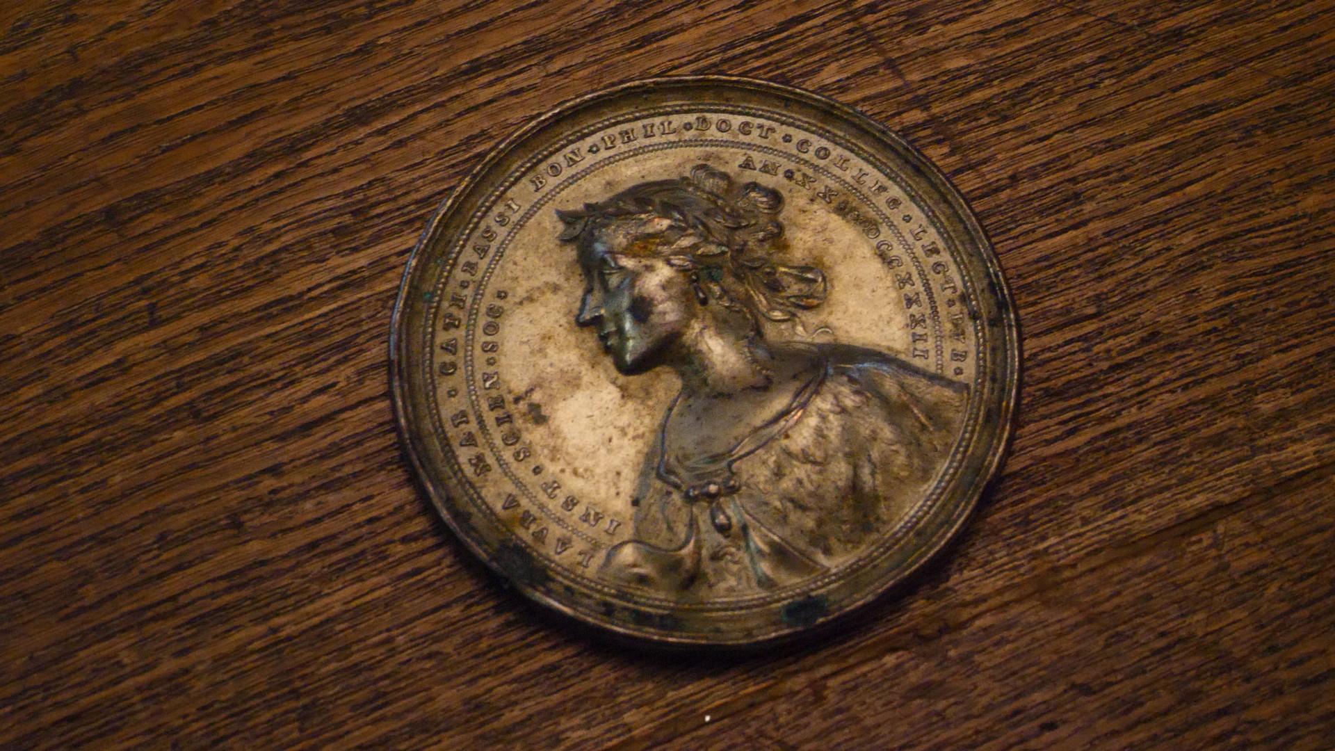 Medaglia raffigurante Laura Bassi, 1732 - Le fotografie dei documenti sono pubblicate per gentile concessione della Biblioteca dell'Archiginnasio di Bologna | Riproduzione vietata