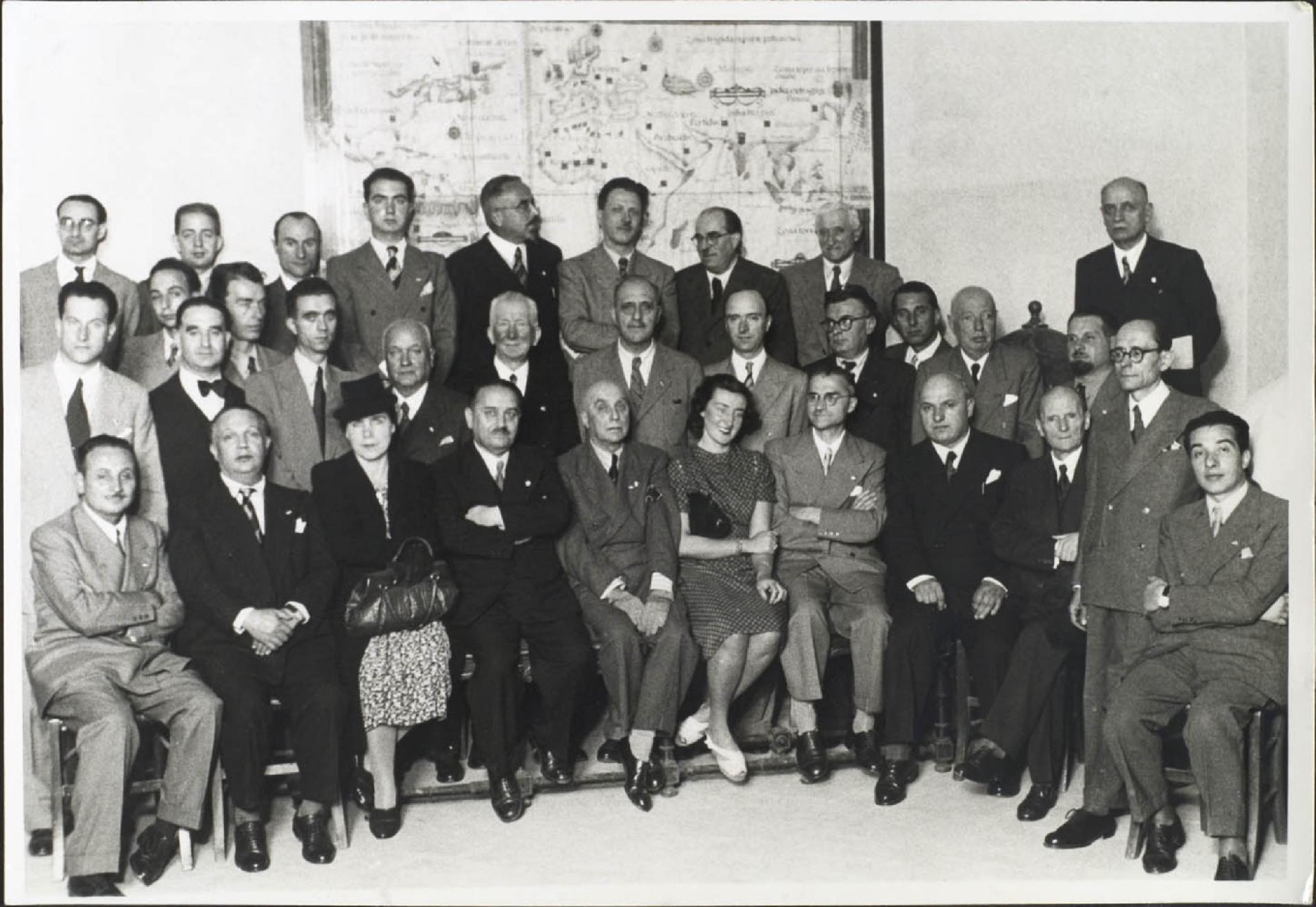 In prima e seconda fila al centro Maria Luisa Righini Bonelli e Andrea Corsini [1942] - CC BY-NC-SA | Museo Galileo, Firenze